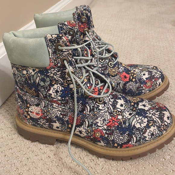 Floral Timberland Boots - Picture 2 of 3